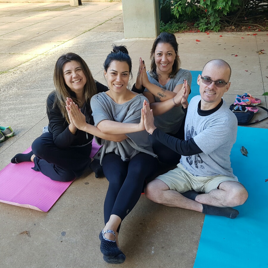 alt="Instrutora de Yoga desenvolve aulas gratuitas para pessoas com espondilite"