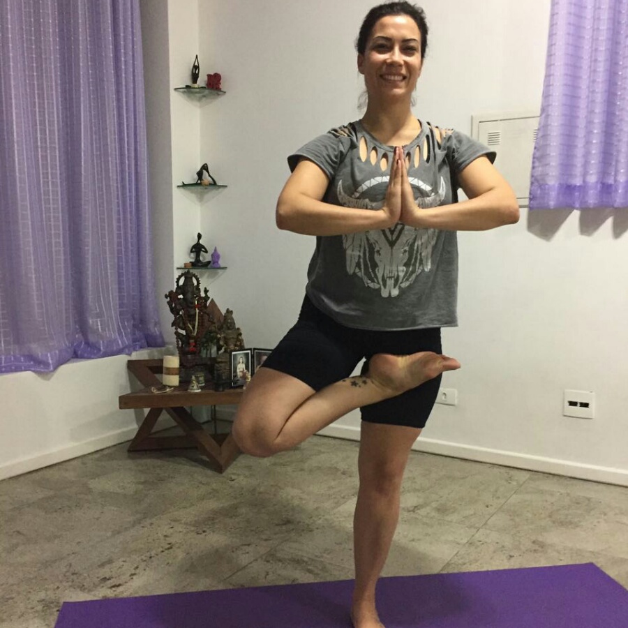 alt="Instrutora de Yoga desenvolve aulas gratuitas para pessoas com espondilite"
